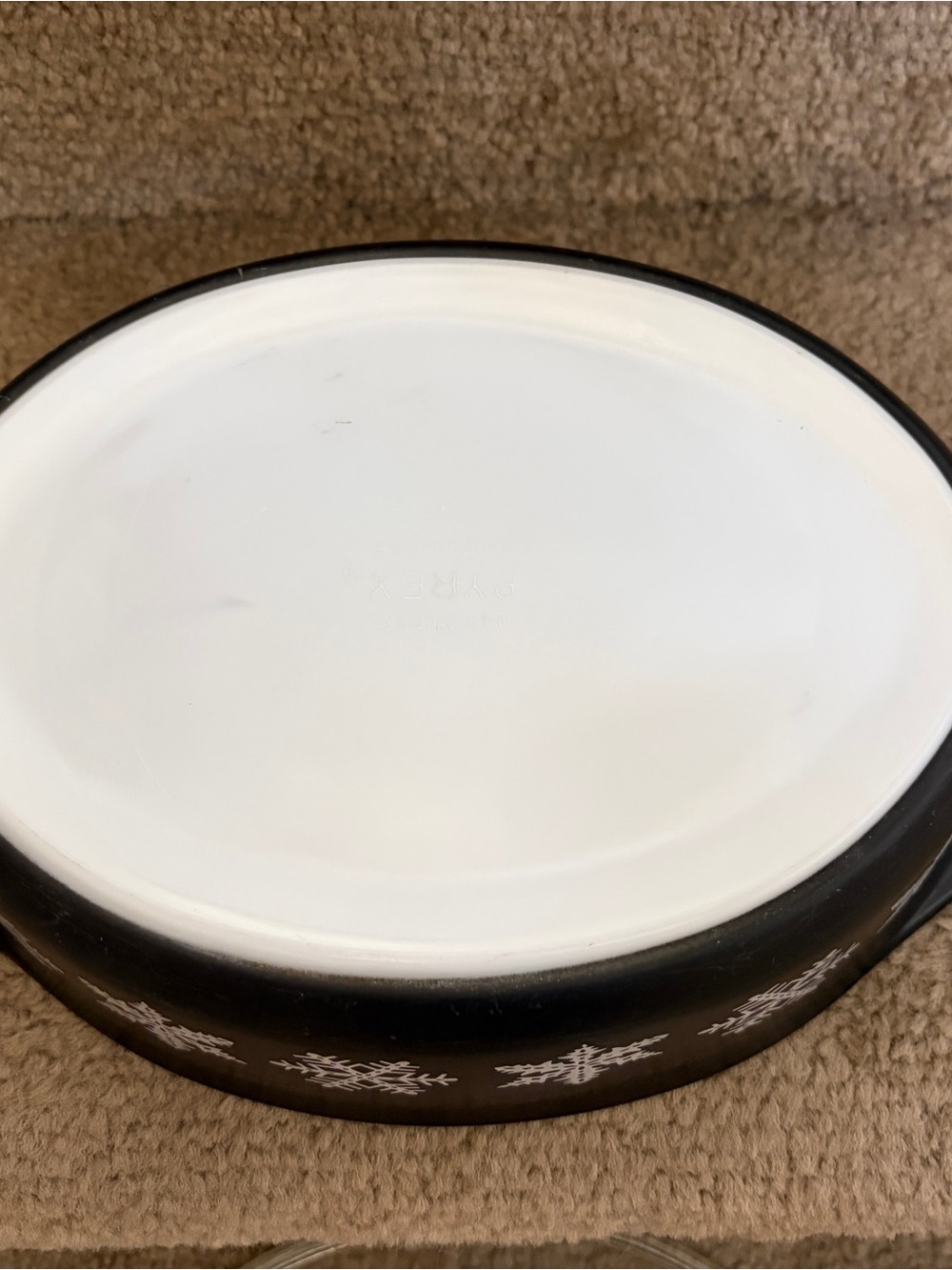 Pyrex Black Snowflake Casserole 045 with Clear Lid - Picture 5 of 5